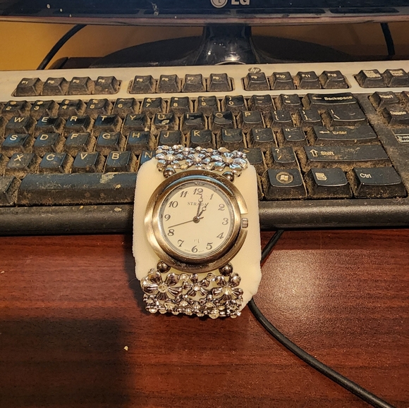 Women watch - Picture 3 of 4